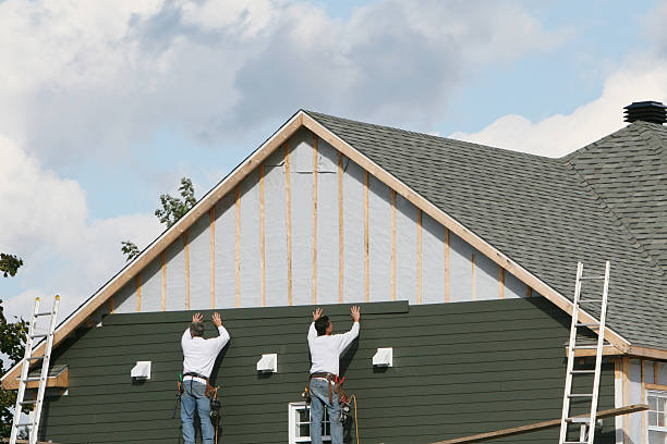 Professional Siding technician working in Castleton, VA